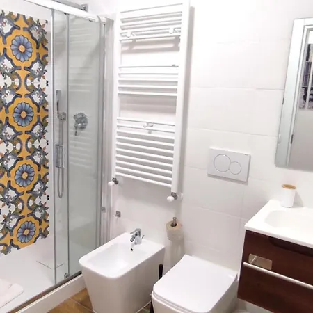 Ancient Colosseum Modern And Bright ローマ